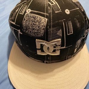 DC SHOES - GUC - New Era - 7 1/2